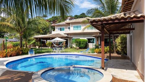 Beautiful house with four suites, in a condominium between Geri...