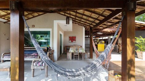Beautiful house with four suites, in a condominium between Geri...