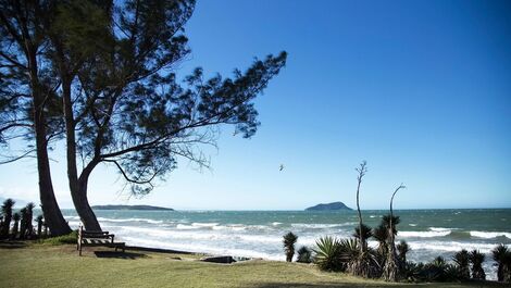 Beautiful house with five suites, standing on the sand of Praia Rasa