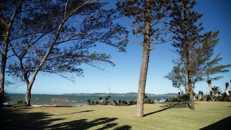 Beautiful house with five suites, standing on the sand of Praia Rasa