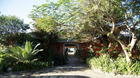 Beautiful house with five suites, standing on the sand of Praia Rasa