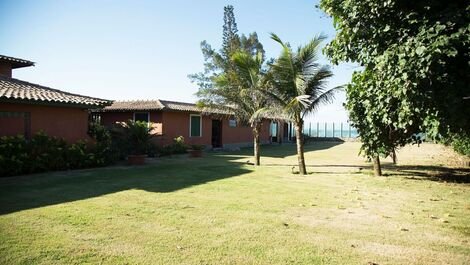 Beautiful house with five suites, standing on the sand of Praia Rasa