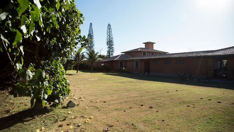 Beautiful house with five suites, standing on the sand of Praia Rasa