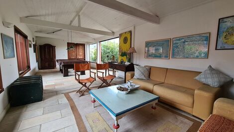 Beautiful house with five suites, standing on the sand of Praia Rasa