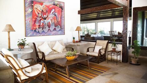 Beautiful house with five suites, standing on the sand of Praia Rasa