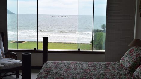 Linda Villa com quatro suítes, pé na areia da Praia Rasa
