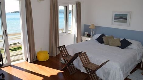 Hermosa casa con cinco suites, justo en la arena de Praia da Rasa