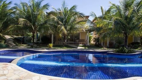 Beautiful house with four large suites, in a condominium, close to the beach...