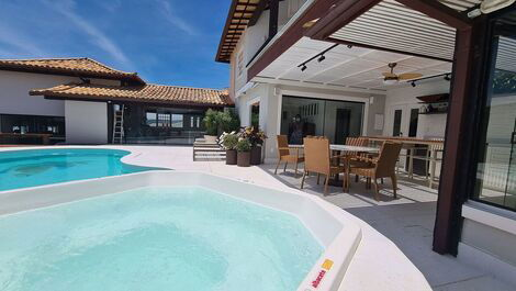 Beautiful house with five bedrooms, three of which are suites, right on the beach...