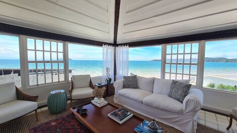 Beautiful house with five bedrooms, three of which are suites, right on the beach...