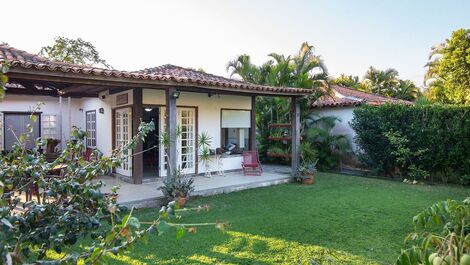 Linda casa com duas suítes e um quarto, em condomínio, em Manguinhos.