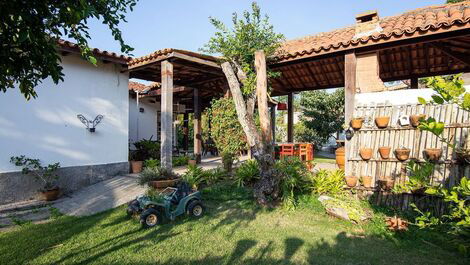 Hermosa casa con dos suites y una habitación, en un condominio en Manguinhos.