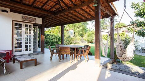 Hermosa casa con dos suites y una habitación, en un condominio en Manguinhos.