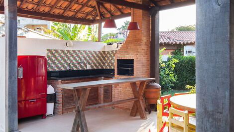 Hermosa casa con dos suites y una habitación, en un condominio en Manguinhos.