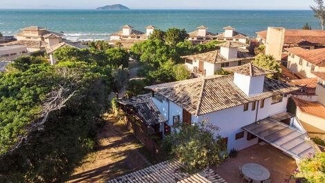 Beautiful house, with 4 suites, located in Manguinhos in Condomínio...