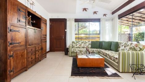 Linda casa, com 4 suítes, localizada em Manguinhos em Condomínio...