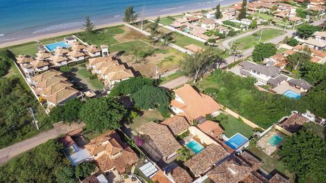 Linda casa com quatro suítes, na rua da Praia Rasa