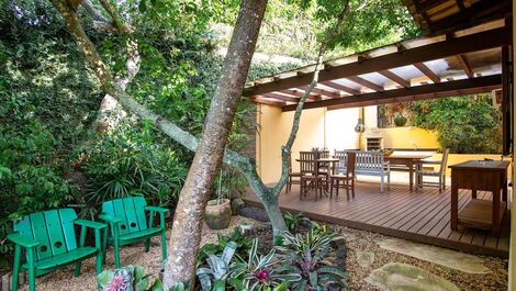 Beautiful house with three bedrooms, in a condominium in Ferradura