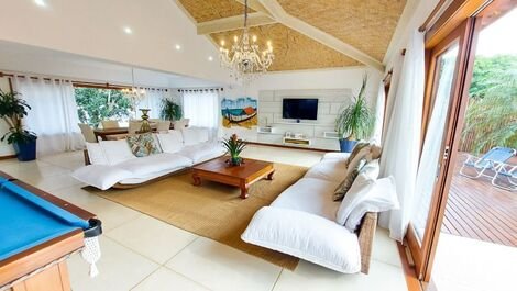 Excepcional casa de 8 suites en Ferradura, a 30 metros de la playa.