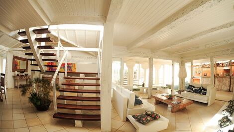Hermosa casa con cinco suites, a pocos pasos de la playa de Rasa.