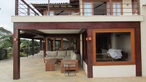 Hermosa casa con cinco suites, ubicada en Praia da Ferradura.