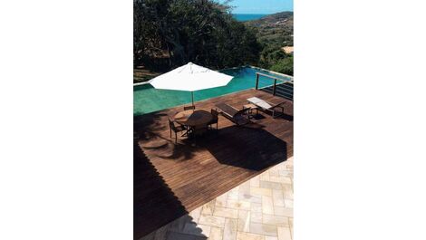 Hermosa casa con cinco suites, ubicada en Praia da Ferradura.