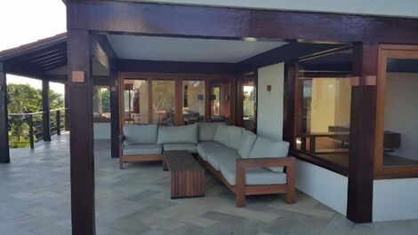 Hermosa casa con cinco suites, ubicada en Praia da Ferradura.