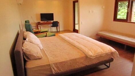 Hermosa casa con cinco suites, ubicada en Praia da Ferradura.