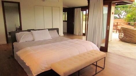 Hermosa casa con cinco suites, ubicada en Praia da Ferradura.