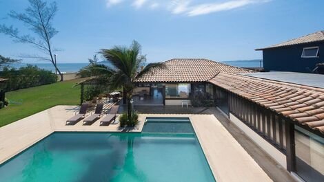 Beautiful house with six suites, facing Praia Rasa, with the...