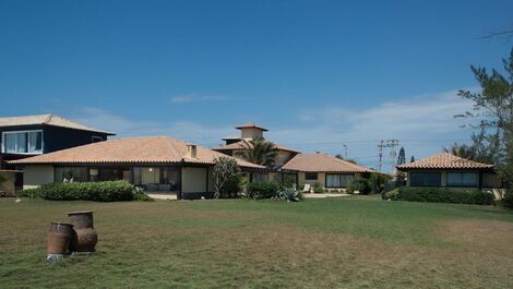 Linda casa com seis suítes, de frente para a Praia Rasa, com o...