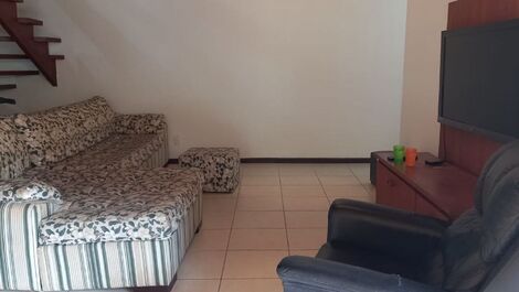 Linda casa em condomínio, composta por três quartos e um mezanino,...