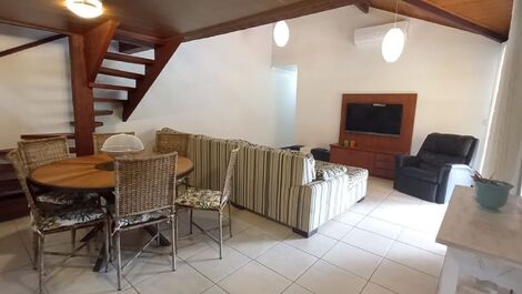 Linda casa em condomínio, composta por três quartos e um mezanino,...