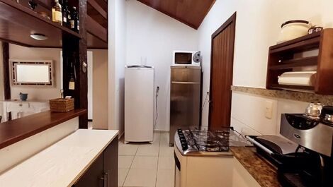 Linda casa em condomínio, composta por três quartos e um mezanino,...