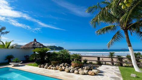 Beautiful Villa with five suites, right on the sand of Praia de Geribá,...