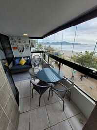 Apartamento com 03 dormitórios frente Mar