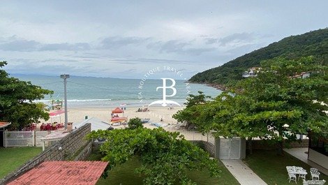 Here is a spectacular apartment with exclusive access to the sea at Praia da Lagoinha!