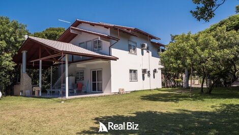 Linda casa para férias 3 dormitórios sendo 1 suíte na Praia de...