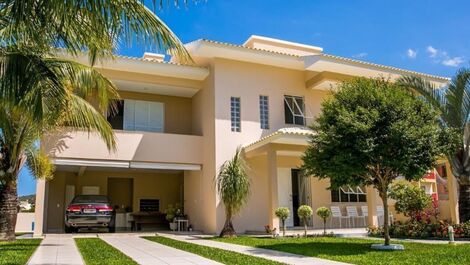 Linda casa para as férias com 4 suítes e um maravilhoso jardim com...