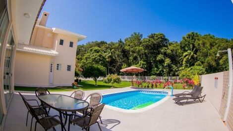 Linda casa para as férias com 4 suítes e um maravilhoso jardim com...