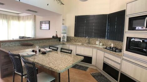 Hermosa casa de vacaciones de 4 dormitorios en Praia de Palmas / SC!