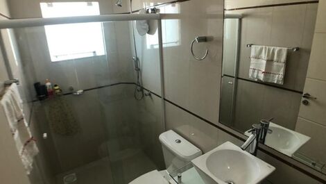 Hermosa casa de vacaciones de 4 dormitorios en Praia de Palmas / SC!