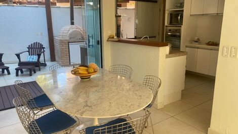 Hermosa casa que consta de cuatro suites, en un condominio