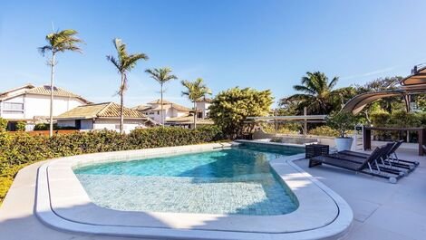 Beautiful house with 6 suites, in a condominium in front of the sea, in Geribá