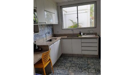 Linda casa em condomínio, em Manguinhos, com 4 quartos