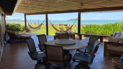 Linda casa frente mar, com 4 suítes, em condomínio em Manguinhos