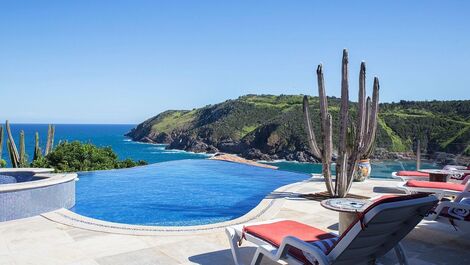 Linda casa, no costão da Ferradura, com vista espetacular