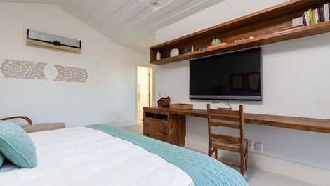 Hermosa casa, con seis suites, en un condominio frente al mar