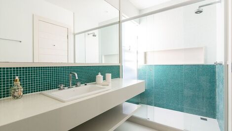 Hermosa casa, con seis suites, en un condominio frente al mar