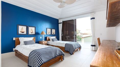 Hermosa casa, con seis suites, en un condominio frente al mar